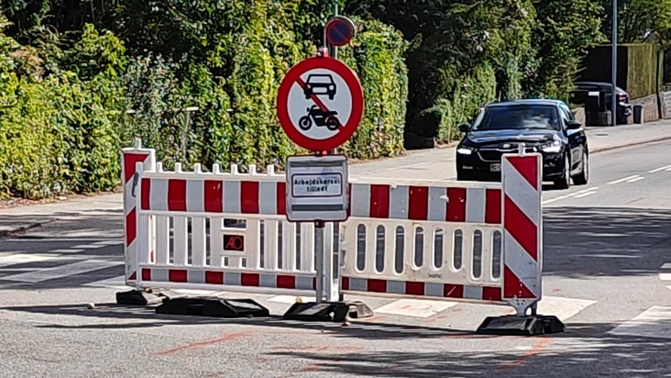 Afspærret vejarbejde på en lokal vej