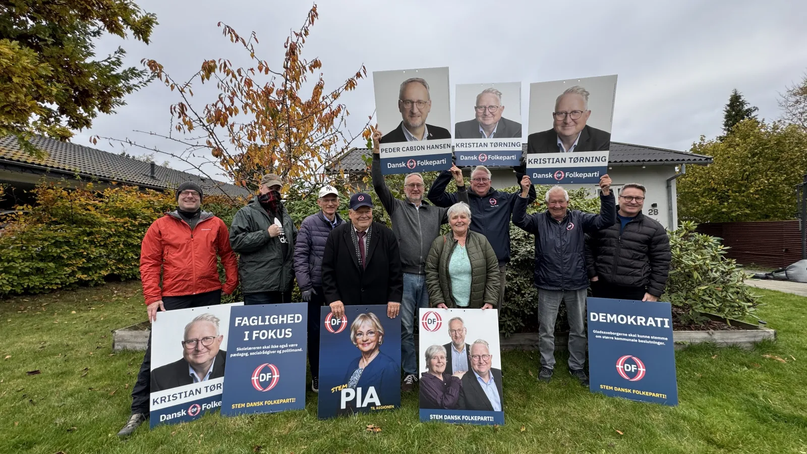 Gruppe med valgplakater og politiske skilte