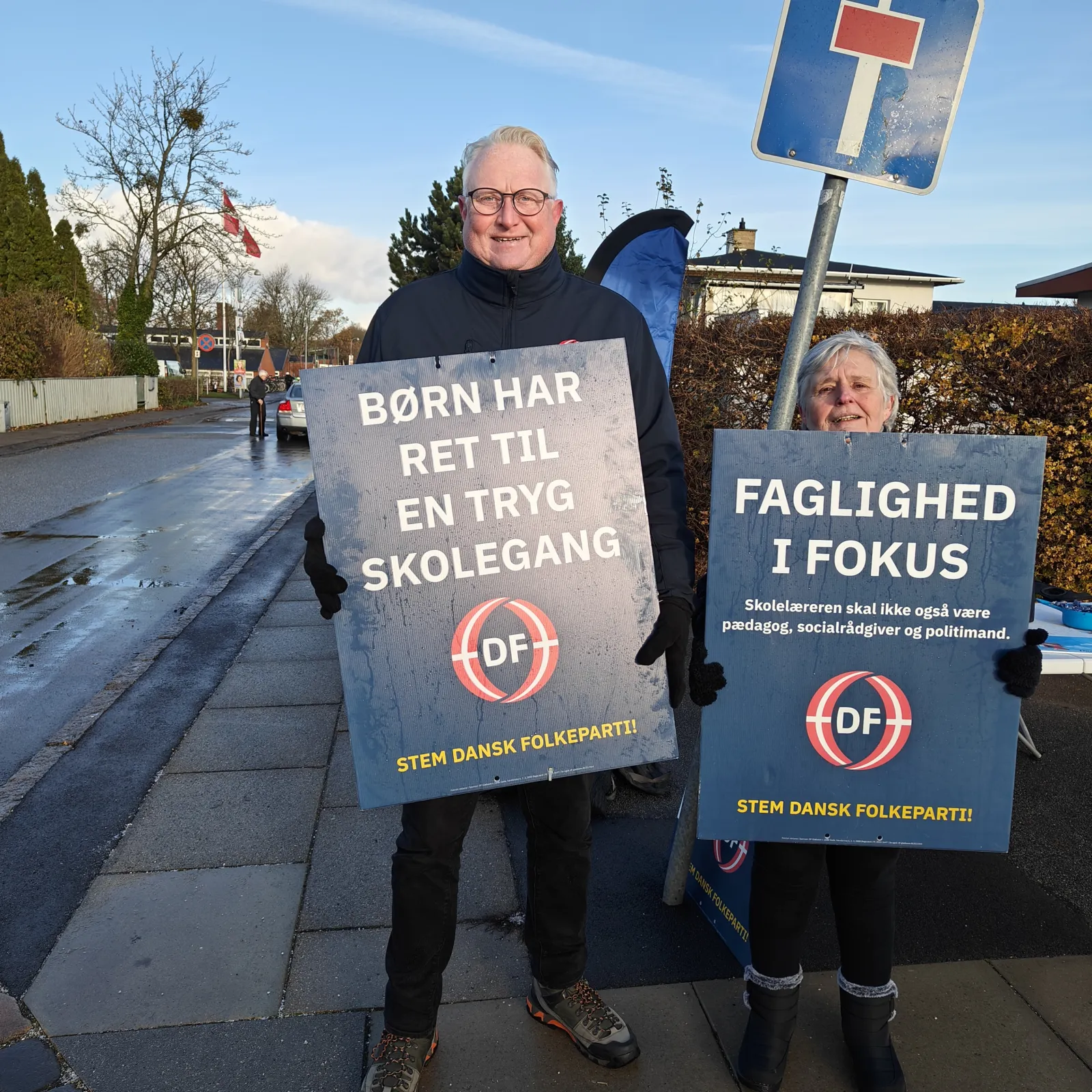 Mand med skilte om faglighed og tryg skolegang