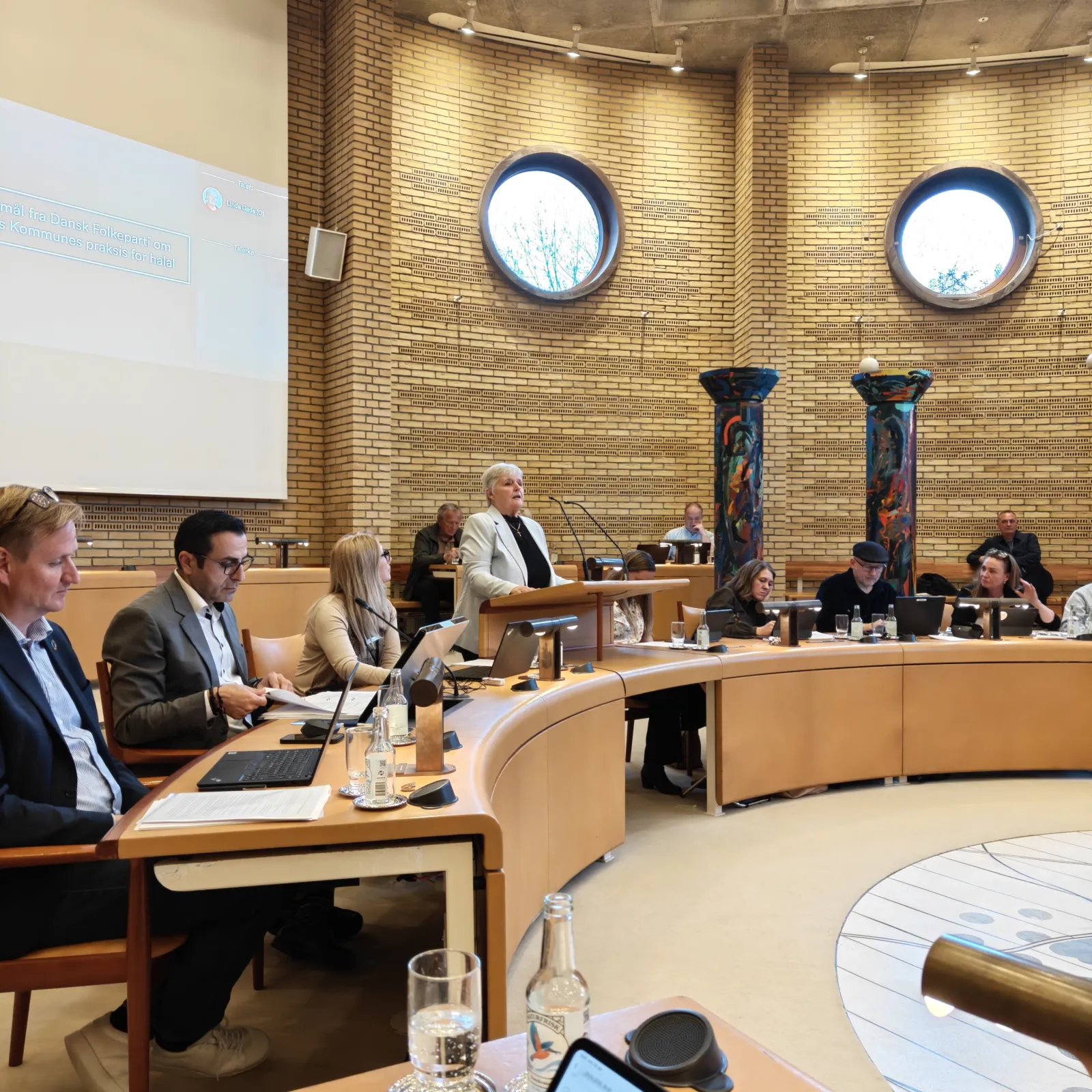 Møde i en kommunal byrådssal