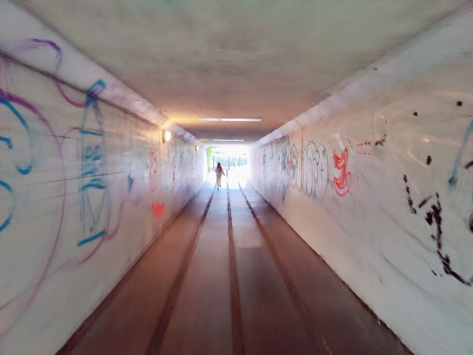 Tunnel med graffiti langs vægge og loft