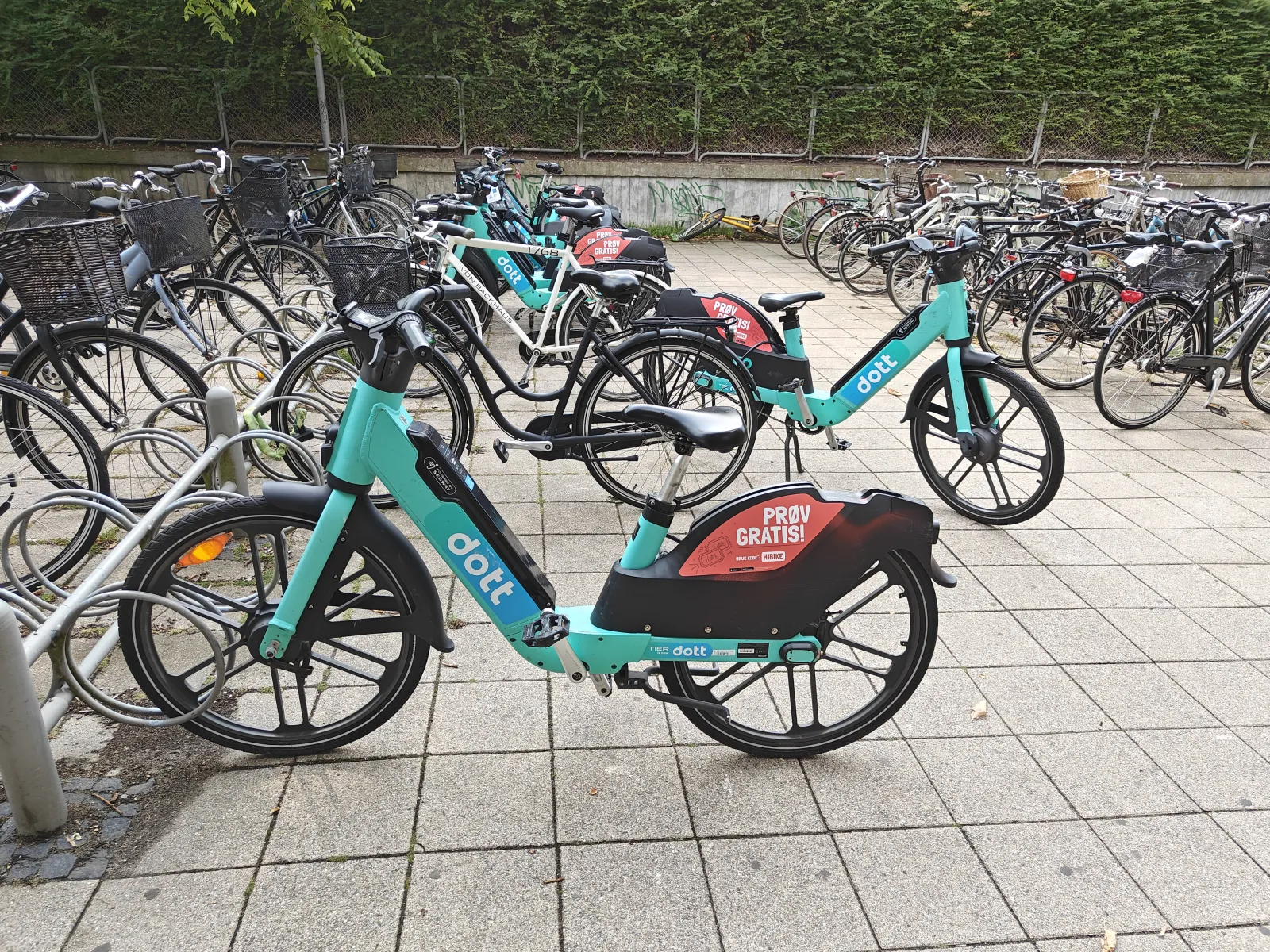 Delecykler parkeret blandt andre cykler
